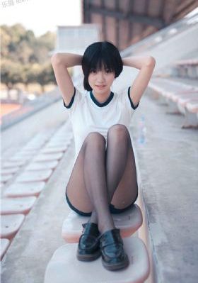 欧美格子半身裙街拍_BD英语高清迅雷在线观看